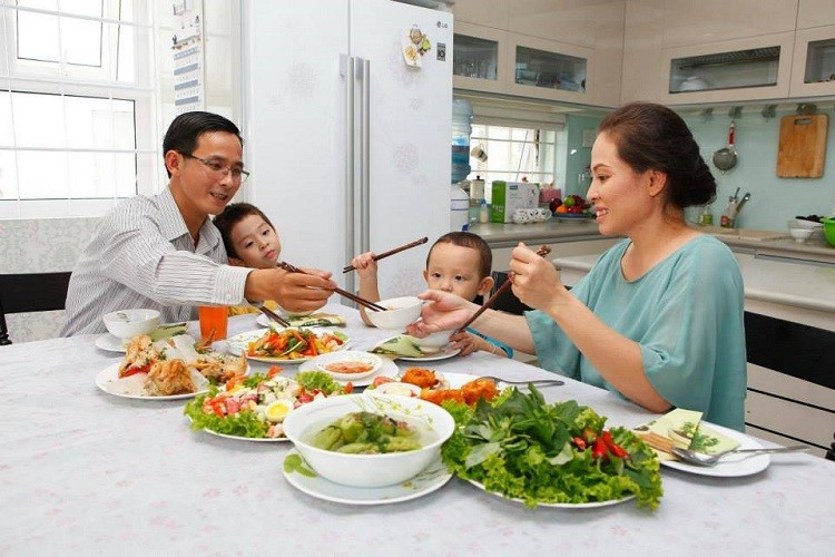 Bé ngồi ăn cơm với gia đình sẽ vui vẻ, hoạt bát,