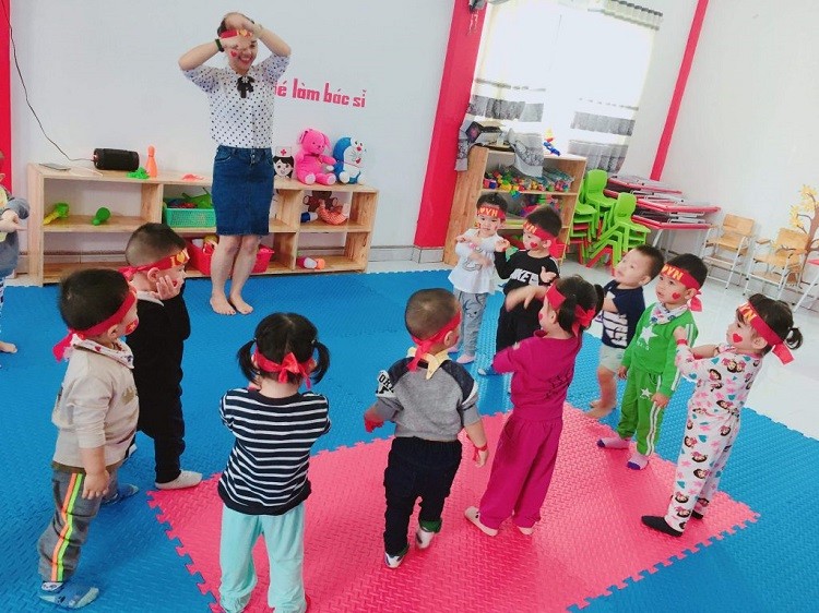 Cho bé làm quen trước với trường lớp