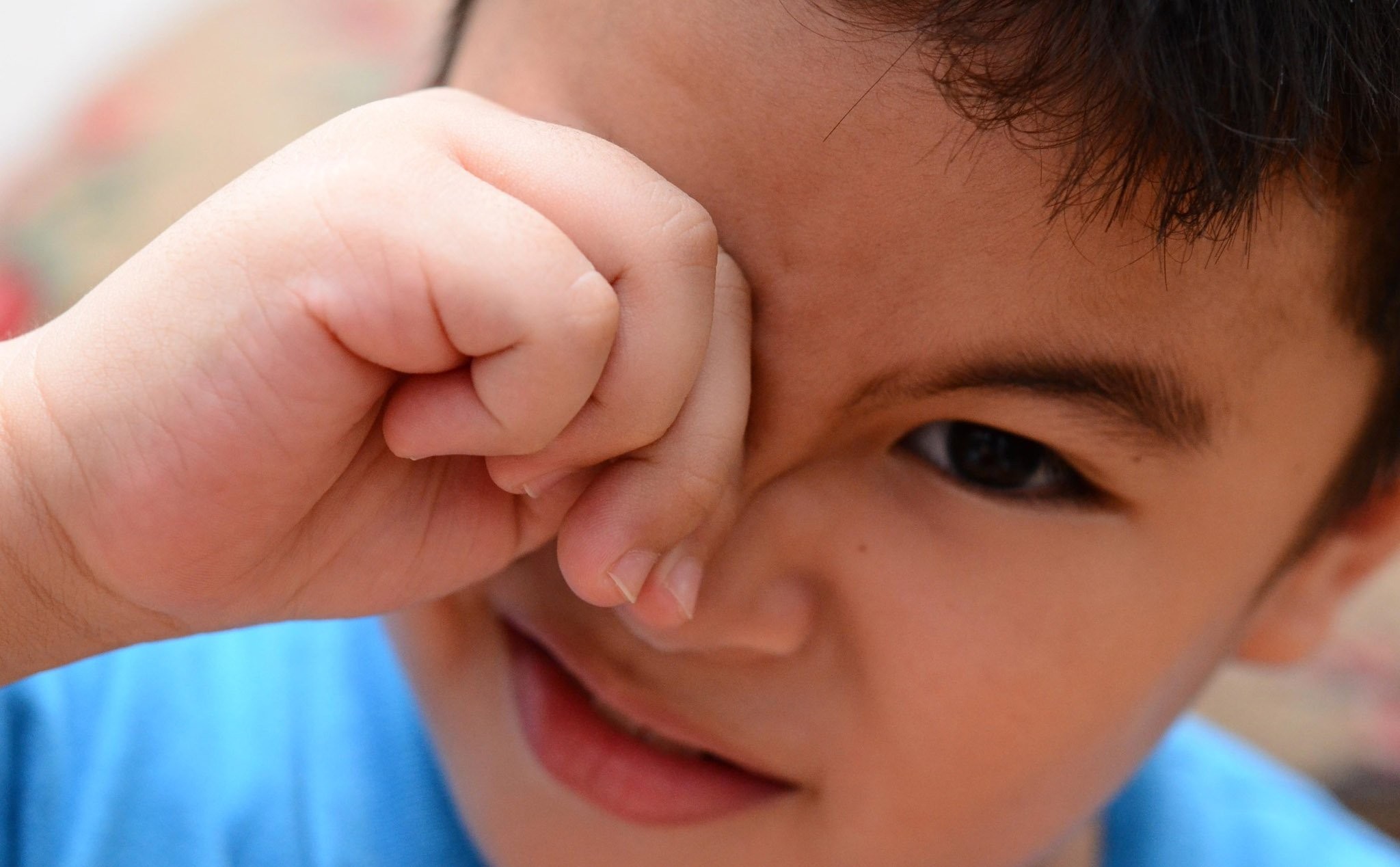 Dạy trẻ cách chạm tay vào mắt của mình