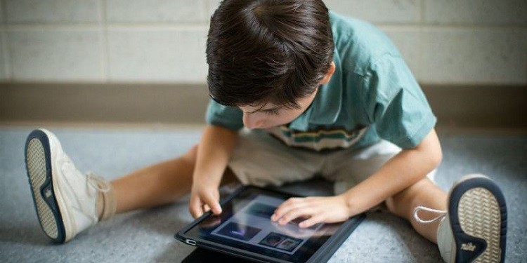 Trẻ em xem điện thoại nhiều bị gì Trẻ em xem điện thoại nhiều bị gì