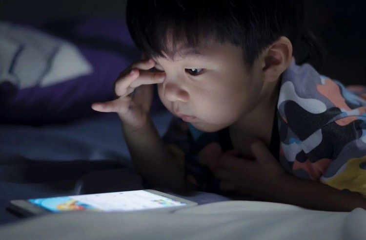 Trẻ em xem điện thoại nhiều bị gì Trẻ em xem điện thoại nhiều bị gì