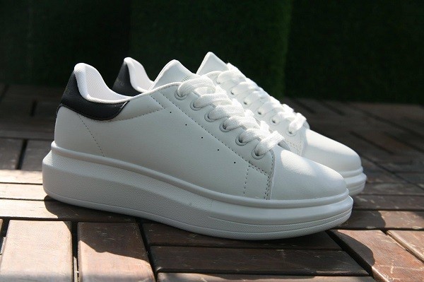 Trên thị trường ngày nay, các mẫu giày sneaker đang dần trở nên quen thuộc và được nhiều người yêu thích. Bên cạnh đó, bạn cần là người mua hàng thông minh khi biết cách check giày Domba để phân biệt hàng giả và thật chính xác nhất.