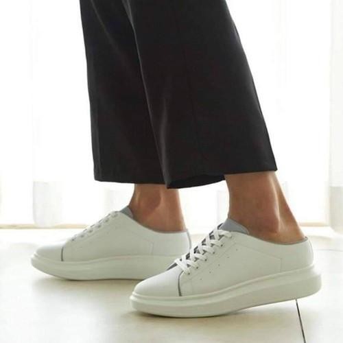 Trên thị trường ngày nay, các mẫu giày sneaker đang dần trở nên quen thuộc và được nhiều người yêu thích. Bên cạnh đó, bạn cần là người mua hàng thông minh khi biết cách check giày Domba để phân biệt hàng giả và thật chính xác nhất.