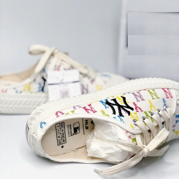 Trong những năm gần đây, mẫu giày sục ngày càng được càng cô nàng sành điệu ưa chuộng, giày đạp gót cũng đã dần trở thành xu hướng thời trang quen thuộc của các cô nàng cá tính. Dưới đây sẽ là cách phối đồ với giày sục MLB cho nàng nhé.