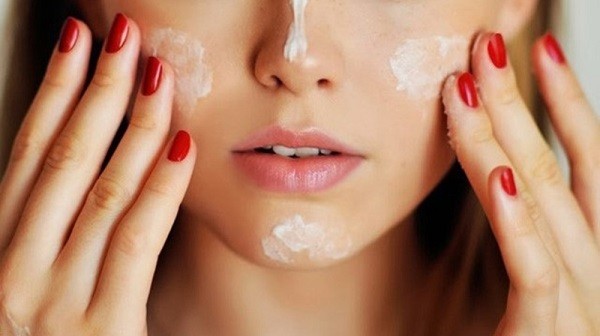 Bôi kem chống nắng ban đêm có tốt không? Vì sao không nên dùng?