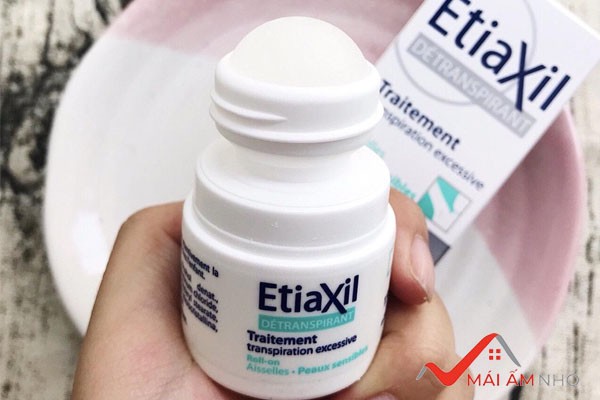 Sau khi tắm xong, mẹ lau khô vùng da dưới cánh tay và lăn Etiaxil lên